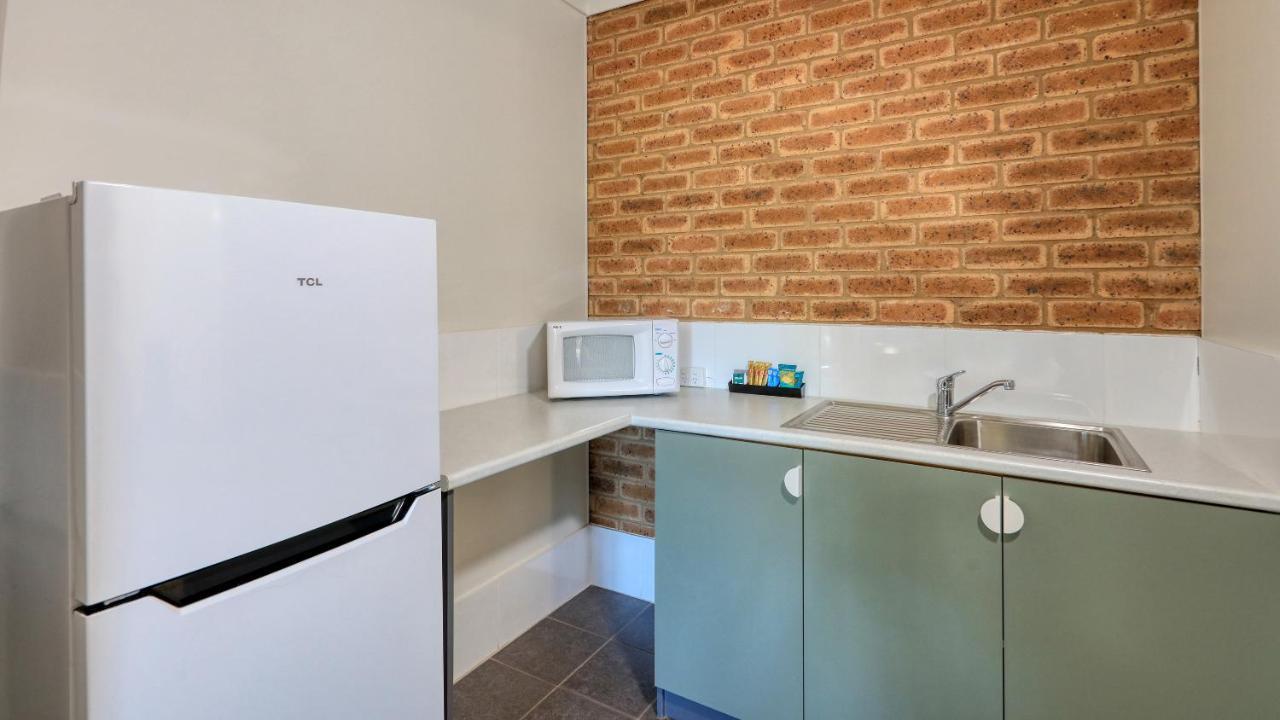 Hamilton Henry Parkes Motor Inn Bagian luar foto