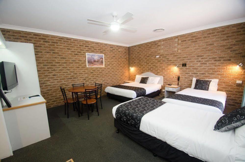 Hamilton Henry Parkes Motor Inn Bagian luar foto