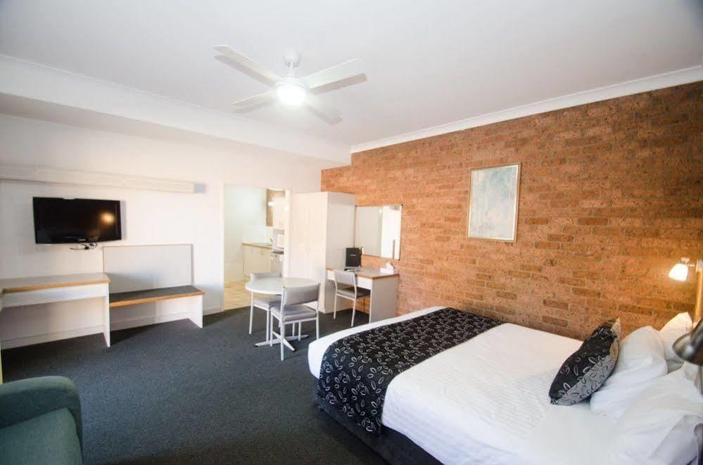 Hamilton Henry Parkes Motor Inn Bagian luar foto
